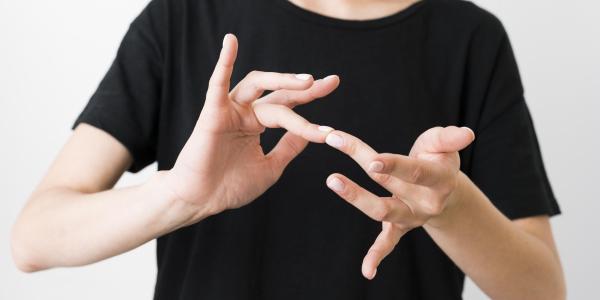 Mujer comunicándose en Lengua de Signos 
