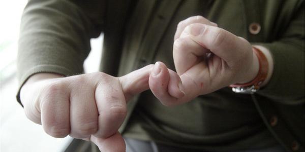 Una mujer dice ’hermano’ en la lengua de signos catalana. 