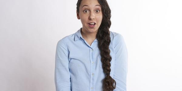 Chica con cara de sorpresa