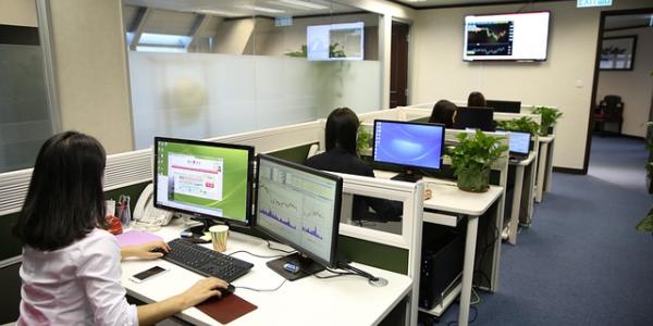 Gente trabajando en una oficina