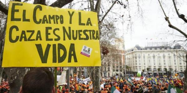 Cartel en la manifestación del mundo rural