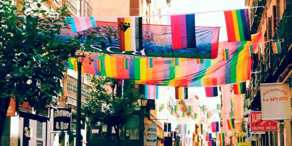 Imagen de banderas LGTBI en Madrid. Fuente: @robbers97 en Unsplash