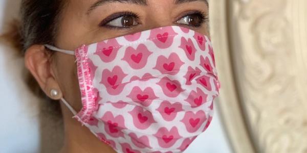 Mujer con mascarilla de Agatha Ruiz de la Prada comprada en Lidl / Foto: Córdoba noticias