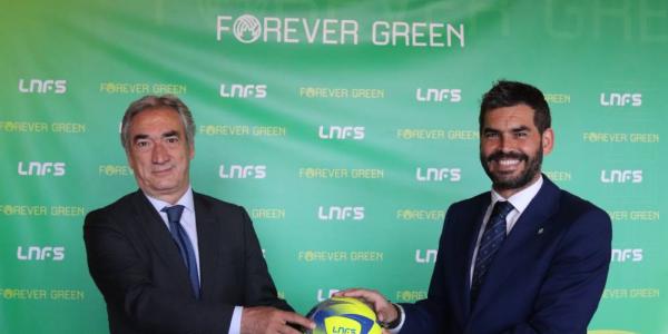 En la foto aparecen, de izquierda a derecha. Javier Lozano, presidente de la LNFS y Rafael Muela, gerente de la Fundación Real Betis Balompié.