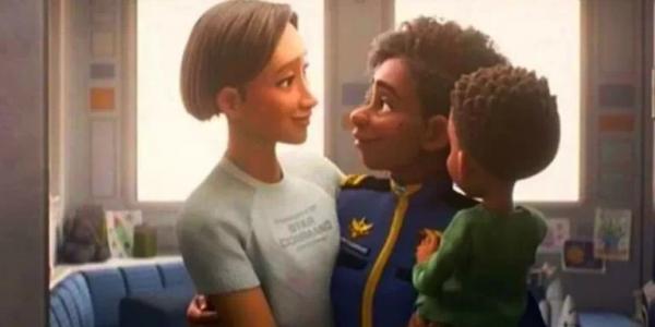 Escena de la película 'Lightyear' de una familia homosexual