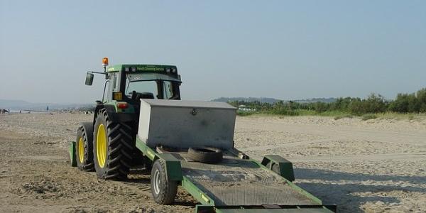 Un tractor realizando la limpieza y desinfección de playas