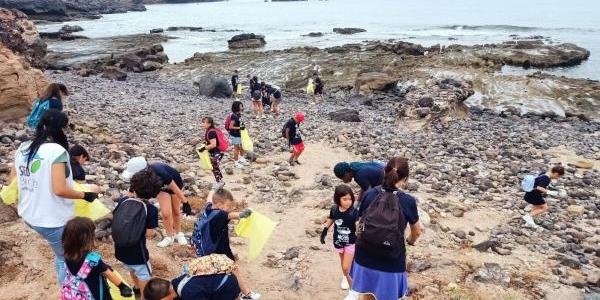 Voluntarios realizando la limpieza del fondo marino canario