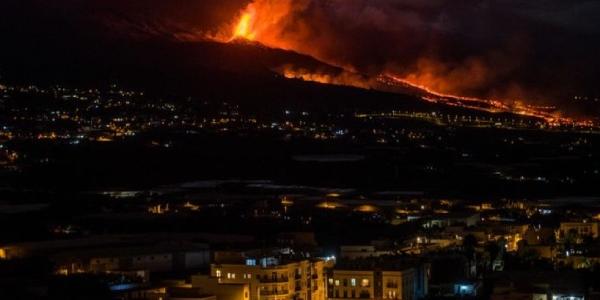 Queda poco para la llegada de la lava al mar