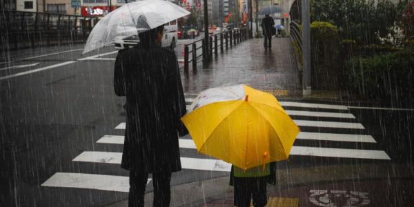 Familia bajo la lluvia