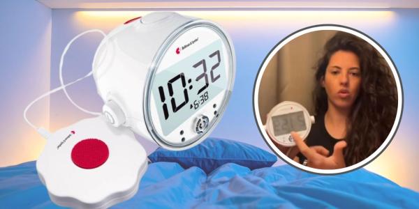 Lydia Sempere enseña un despertador para personas sordas