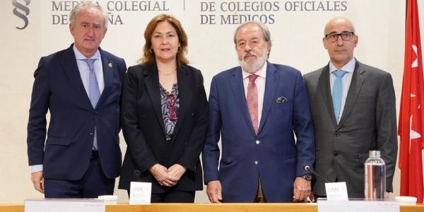 El presidente de la OMC, el doctor Tomás Cobo; la vicepresidenta primera de la OMC, la doctora Mª Isabel Moya; el presidente del Colegio de Médicos de Sevilla, el doctor Alfonso Carmona; y el representante nacional de médicos en ejercicio privado de la OMC, el doctor José Luis Alcíbar 