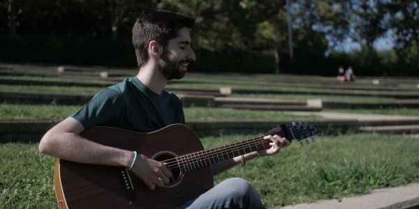 Javivy en un momento de su video clip, con un parque de fondo 