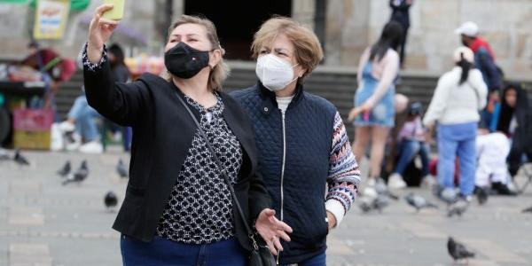 Mujeres haciéndose un selfie con mascarillas