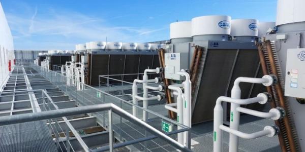 Aparatos de refrigeración en la azotea del centro de datos MAD4, en Madrid