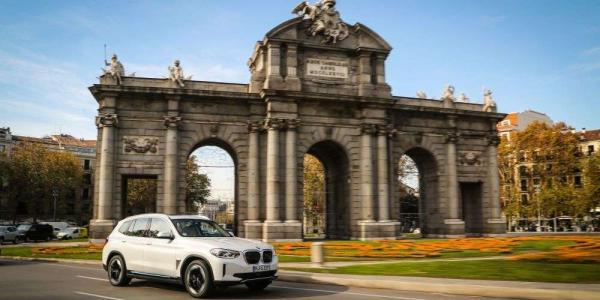 Coche circulando por la Puerta de Alcalá