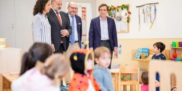 El delegado de Políticas Sociales del Ayuntamiento de Madrid, José Fernández, y el alcalde de Madrid, José Luis Martínez-Almeida.