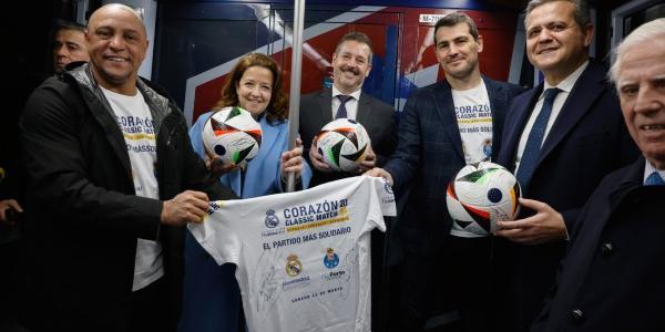 Futbolistas y miembros del Gobierno regional en el Metro de Madrid