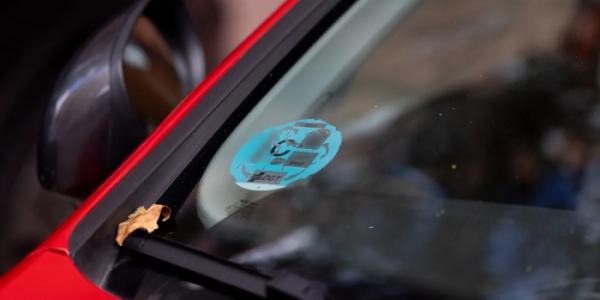 Etiqueta medioambiental en un vehículo estacionado en una calle de Madrid