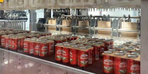 Latas de Mahou San Miguel unidas por cartón