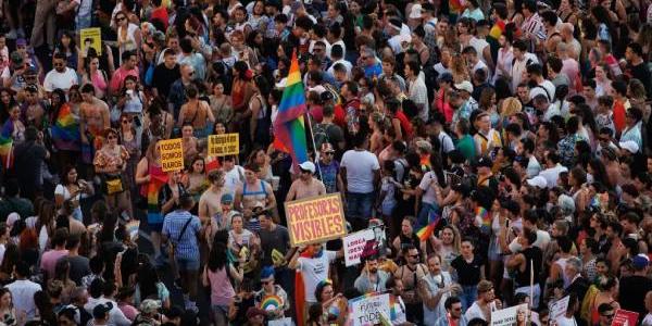 Asistentes disfrutan en la manifestación por el Orgullo LGTBIQ+ de 2022, en Madrid.