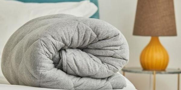 Por qué dormir con mantas pesadas