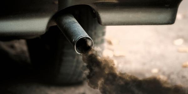 Emisiones contaminantes que salen por el tubo de escape de tu vehículo