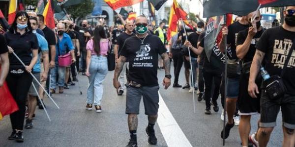 Los manifestantes de extrema derecha, este sábado, a su paso por Gran Vía