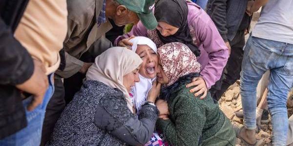 Una mujer llora tras el hallazgo del cadáver de un familiar entre los escombros en la localidad de Imi N'Tala near Amizmiz, en el centro de Marruecos, tras el terremoto del viernes. 