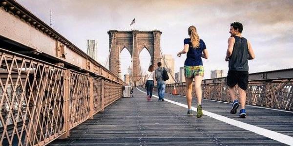 Un hombre y una mujer corriendo 