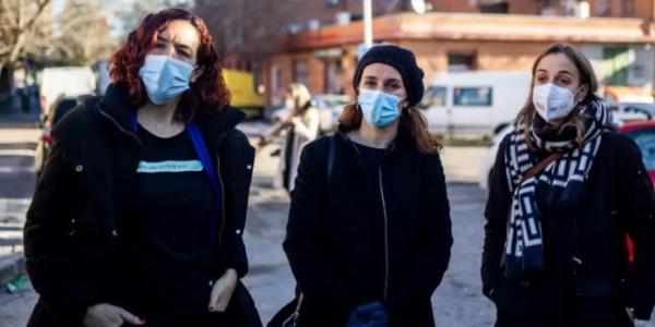 La portavoz de Más Madrid en la Asamblea, Mónica García, junto a diputadas regionales tras mantener una reunión con la dirección y las familias de la Escuela Infantil 'Los Titeres'.