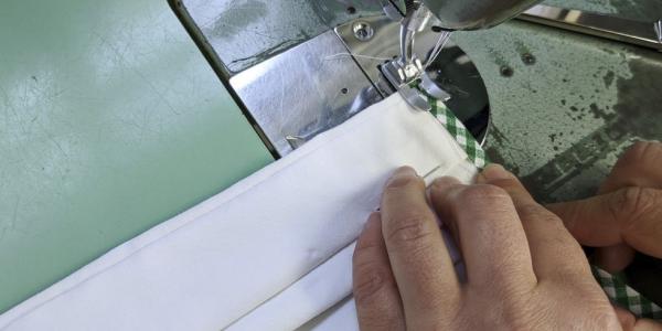 Mujer confeccionando una mascarilla casera / Foto: Ajuar, La Voz de Galicia