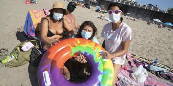Sanidad propone usar la mascarilla en la playa solo para pasear