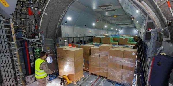 Llega el tercer vuelo con material sanitario que trae a España tres millones de mascarillas