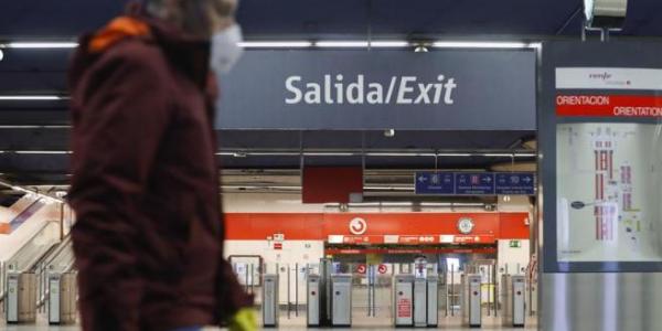 El Gobierno comienza a repartir mascarillas para los trabajadores.