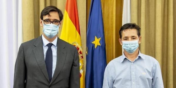 Marcos Lechet, impulsor de las mascarillas semitransparentes, con Salvador Illa, Ministro de Sanidad / EFE