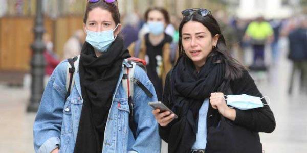 Parte de la población continúa llevando mascarillas tras su retirada en exteriores