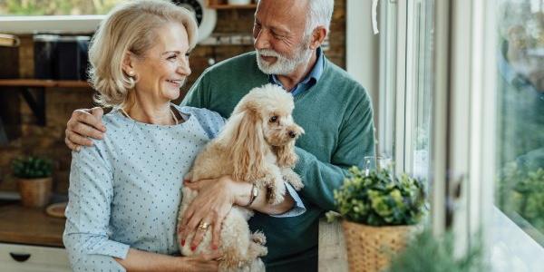 Personas mayores con mascotas