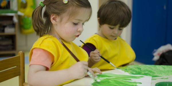 Niños utilizando el material escolar