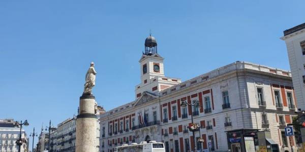 Puerta de Sol de Madrid, región con mayor transmisión del COVID-19