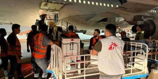 Recogiendo mercancías llegada a Libia por Médicos Sin Fronteras