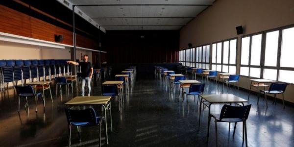 Miguel Ángel Mora, director del colegio concertado Pio XII de Valencia, muestra el salón de actos este miércoles. MANUEL BRUQUE / EFE