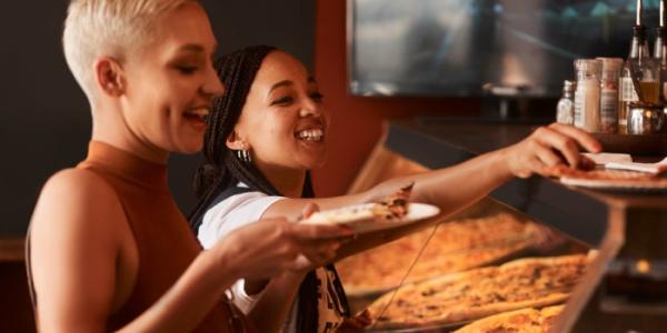 Chicas pidiendo pizza