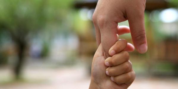 Más de 300.000 niños están en riesgo de perder el cuidado parental en España.