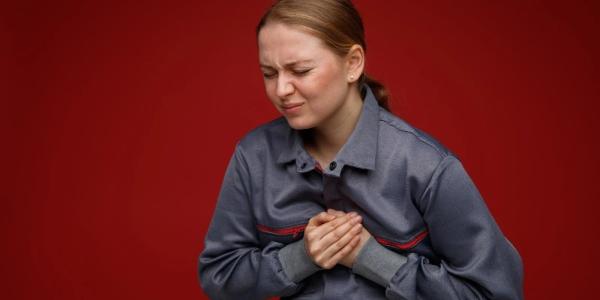 Mujer sufriendo un infarto