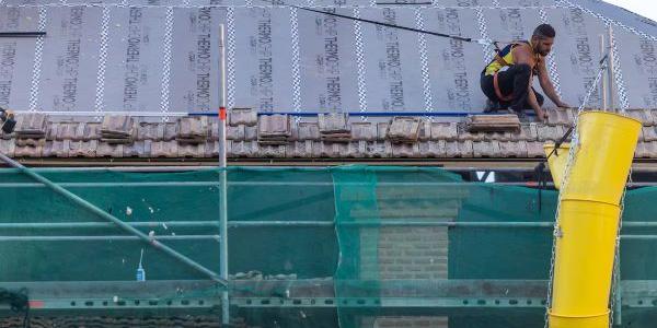 Un hombre trabaja en la construcción en Toledo