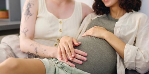 Pareja de chicas embarazadas por el método ROPA