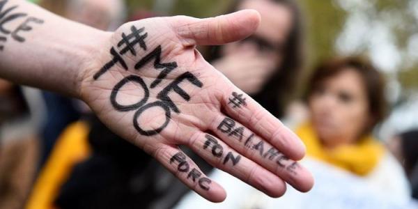 Mano de un manifestante con el  hashtag #MeTooInceste / AFP Photo 