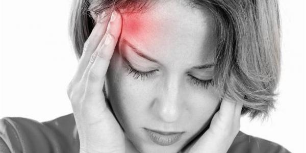 Mujer con migraña con dolor en un lado de la cabeza