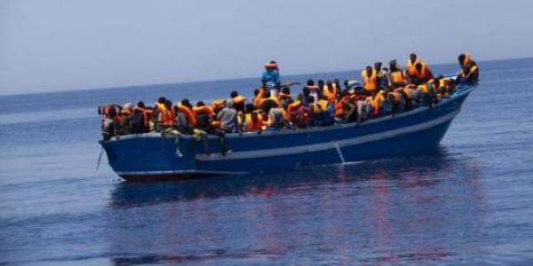 Barco con inmigrantes rescatados por MSF en el Mediterráneo.