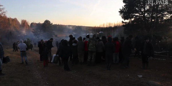 Miles de migrantes tratan de pasar en la frontera entre Polonia y Bielorrusia